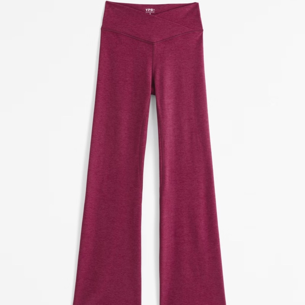 Abercrombie & Fitch Everyday soft flare leggings in deep red - Picture 2 of 3
